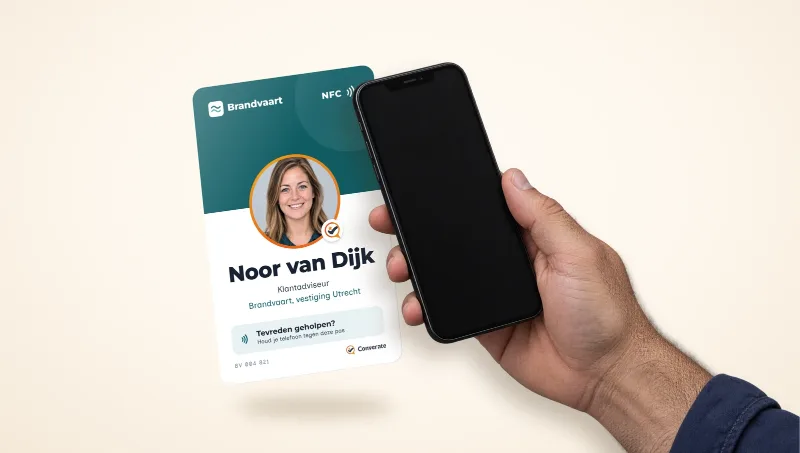 Een klant houdt een telefoon tegen de pas van Noor.